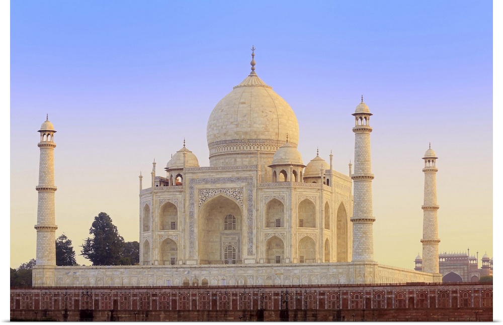 India, Uttar Pradesh, Agra, Taj Mahal in rosy dawn light