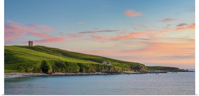 Ireland, Co. Donegal, Crohy Head, Maghery Bay And Signal Station At Dusk