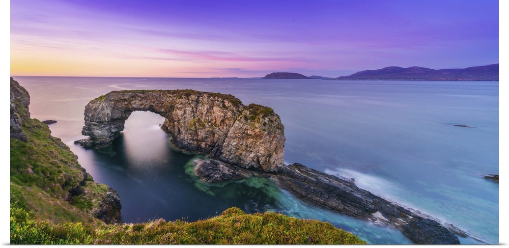 Ireland, Co.Donegal, Fanad, Great Pollet sea arch at dusk