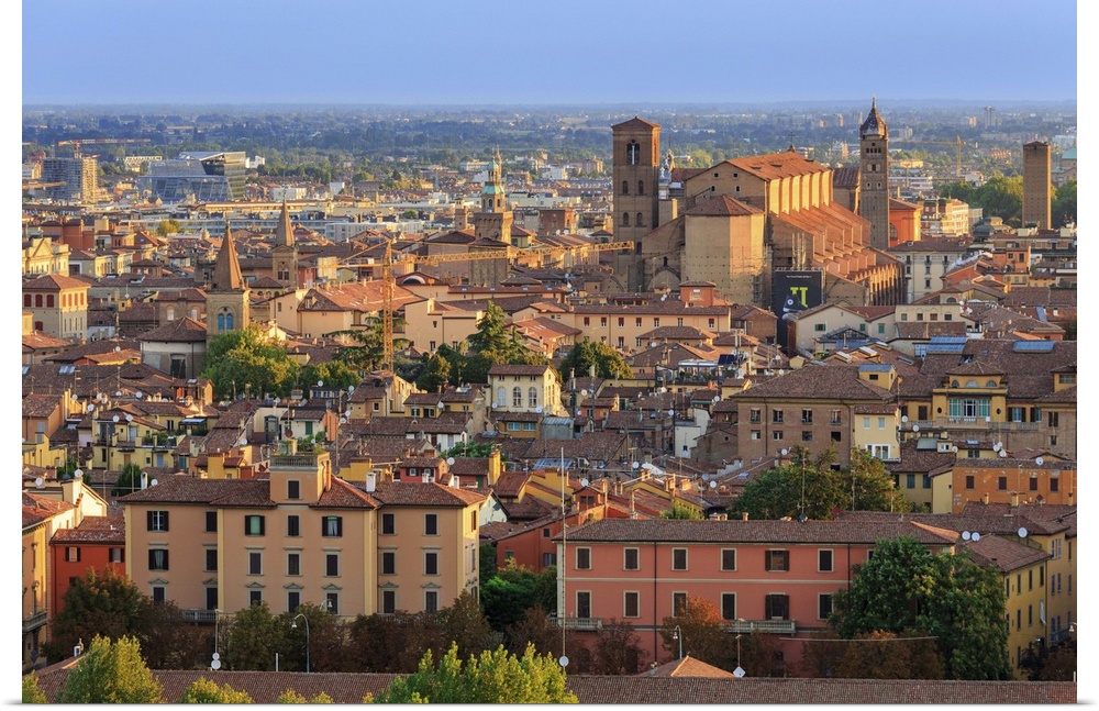 Italy, Italia. Emilia-Romagna, Bologna district, Bologna. Cityscape and San Petronio Basilica.