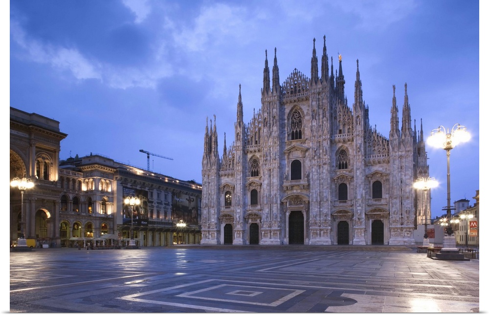 Italy, Lombardy, Milan, Piazza del Duomo, Duomo, cathedral, dawn