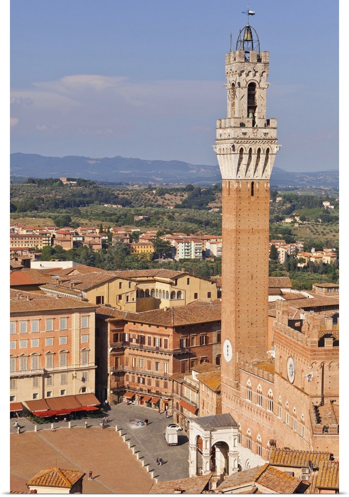 Italy, Tuscany, Siena district, Siena. Town hall and Torre del Mangia.