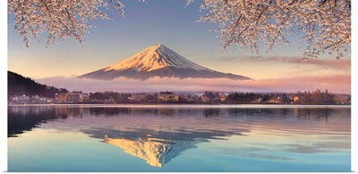 Japan, Yamanashi Prefecture, Kawaguchi Ko Lake and Mt Fuji