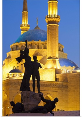 Lebanon, Beirut, Statue in Martyr's Square and Mohammed Al-Amin Mosque at dusk
