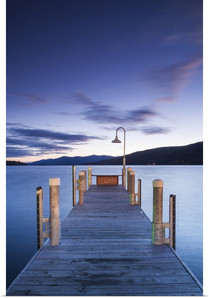 USA, New York, Adirondack Mountains, Lake George, boat pier, dawn