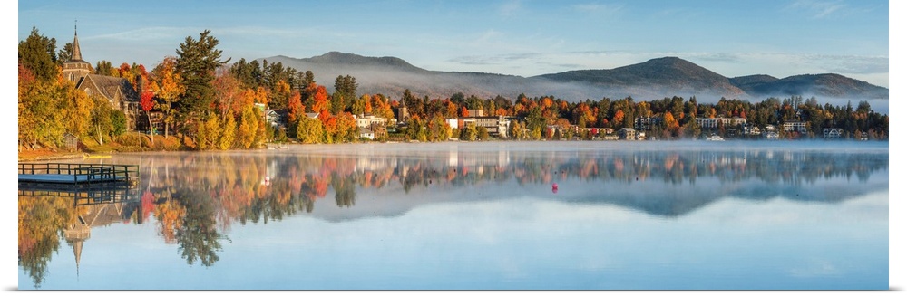 USA, New York, Adirondack Mountains, Lake Placid, Mirror Lake fog at dawn