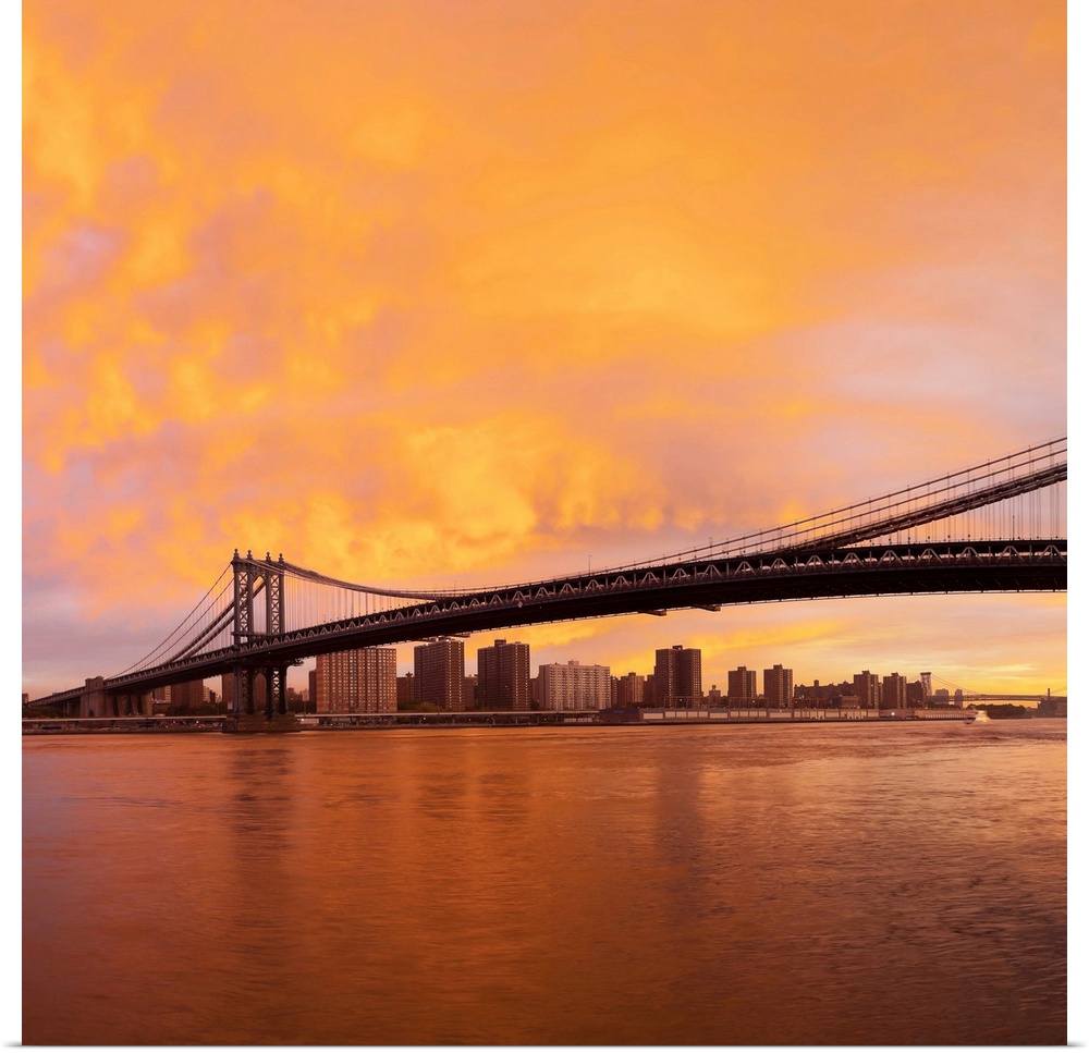 USA, New York City, Manhattan, The Brooklyn and Manhattan Bridges spanning the East river