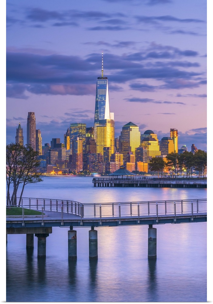 USA, New York, Manhattan, Lower Manhattan and World Trade Center, Freedom Tower across Hudson River from Pier C Park, Hobo...