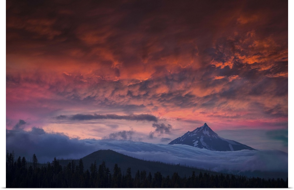 USA, Oregon Central Cascades mountains, Mount Jefferson at sunset.