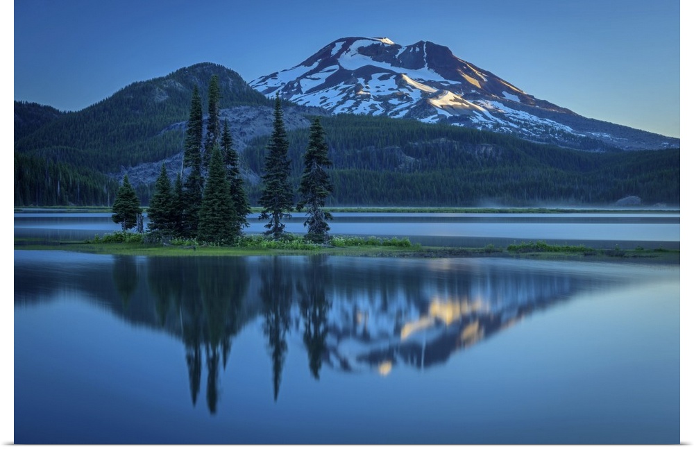 USA, Oregon, Pacific Northwest, Central, Cascades, Deschutes County, Sparks Lake with South Sister volcano