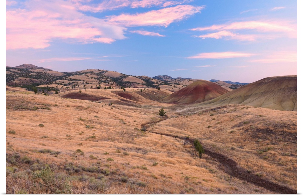 Painted Hills, John Day Fossil Beds National Monument, Oregon, USA.