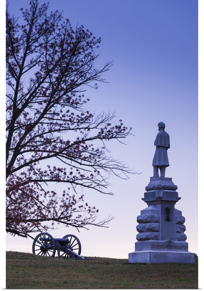 USA, Pennsylvania, Gettysburg, Battle of Gettysburg, tree and battlefield monument, dawn