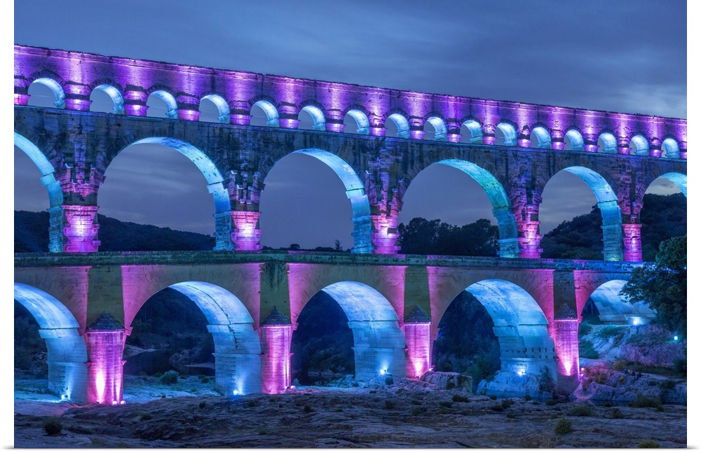 Pont du Gard,  Roman aqueduct, Vers-Pont-du-Gard, Gard, Languedoc-Roussillon, France.