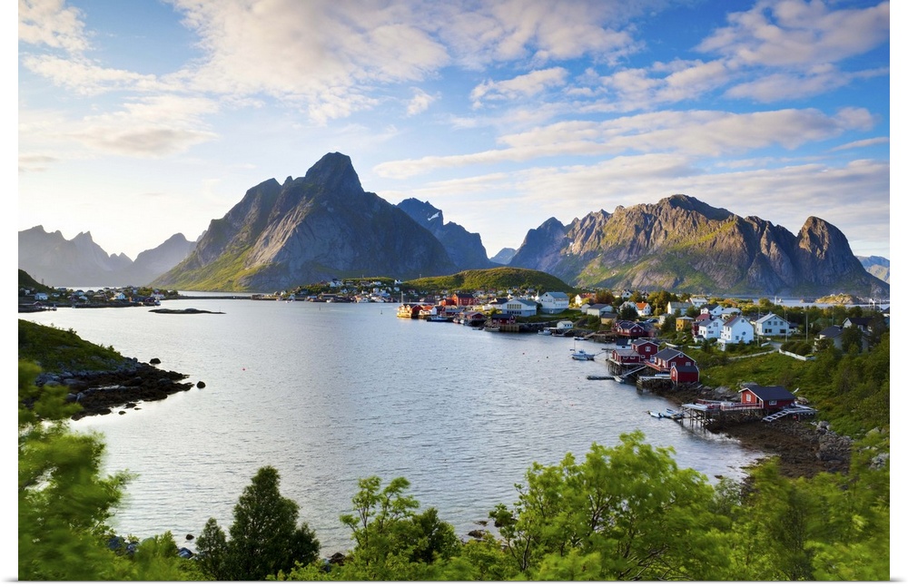 The picturesque fishing village of Reine, Reine, Moskenesoy, Lofoten, Nordland, Norway