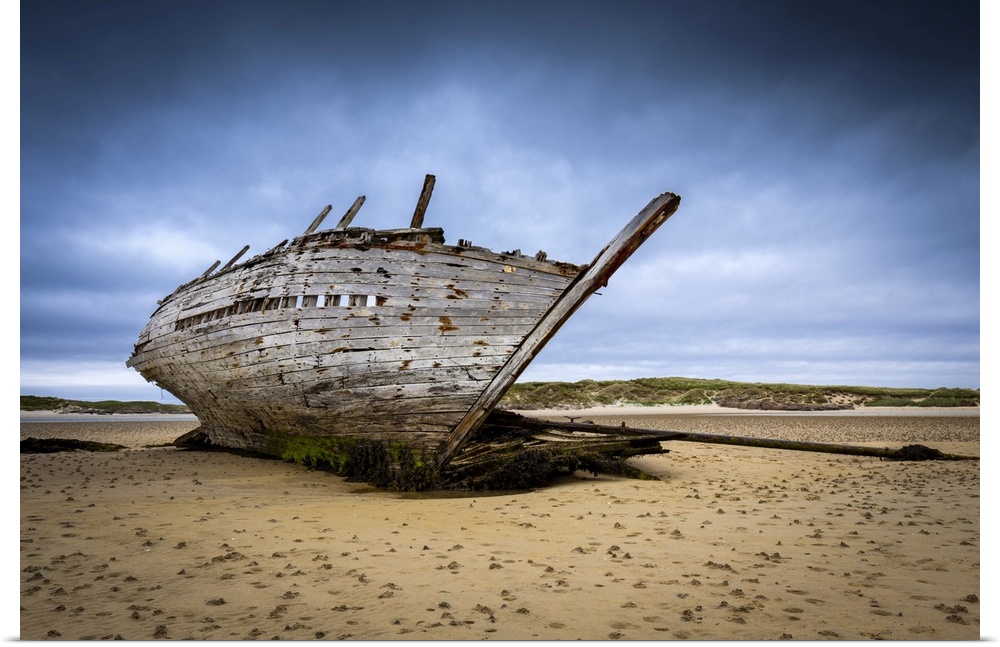 Shipwreck at low tide on Magheraclogher beach. An Bun Beag, Bunbeg, County Donegal, Ulster region, Ireland.