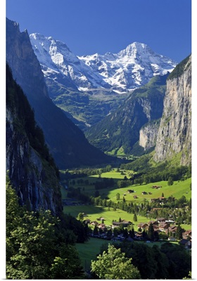 Switzerland, Bernese Oberland, Lauterbrunnen town and Valley