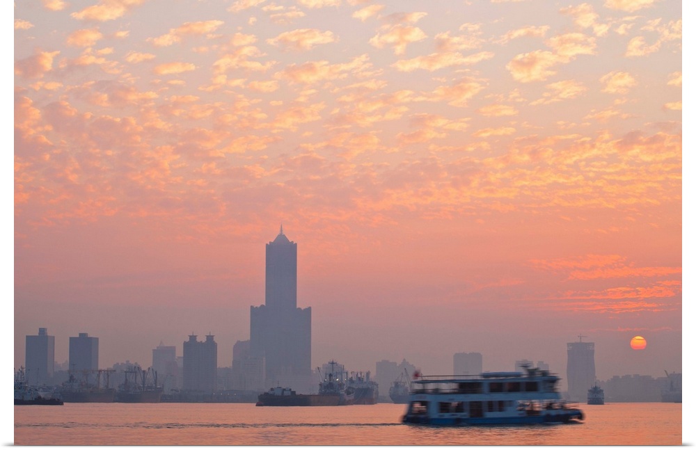 Taiwan, Kaohsiung, View of harbour looking towards the city and  Kaoshiung 85 Sky Tower - Tunex Sky Tower