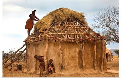 Thatching Himba tribe hut, Kaokoland, Namibia