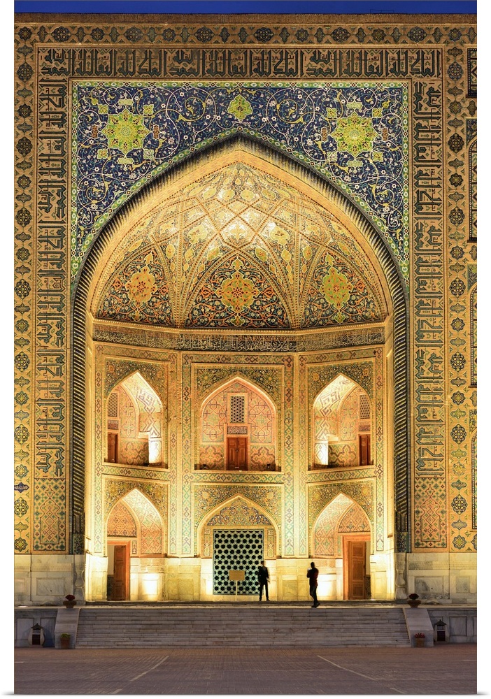 The Registan square and the main entrance of Tilya-Kori Madrasah. A Unesco World Heritage Site, Samarkand. Uzbekistan