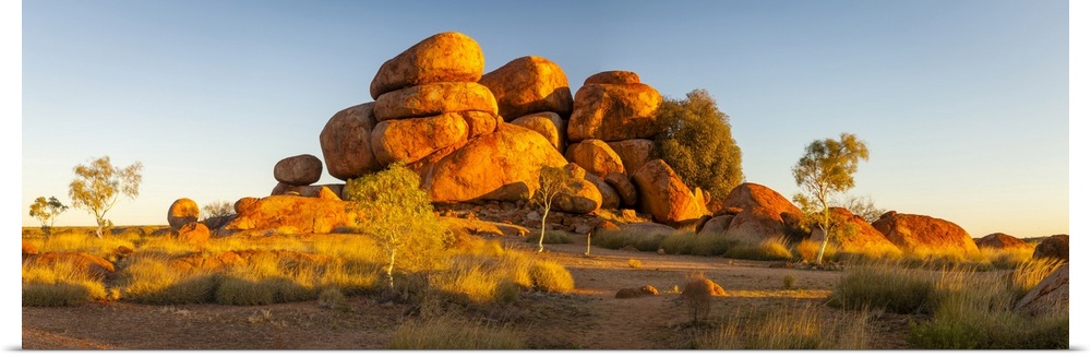The shaped boulders of the Devils Marbles (Karlu Karlu). Devils Marbles Conservation Reserve, Central Australia, Northern ...