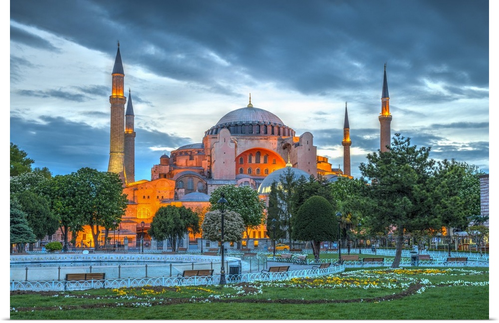 Turkey, Istanbul, Sultanahmet, Hagia Sophia (or Ayasofya),  Greek Orthodox basilica, imperial mosque, and now a museum
