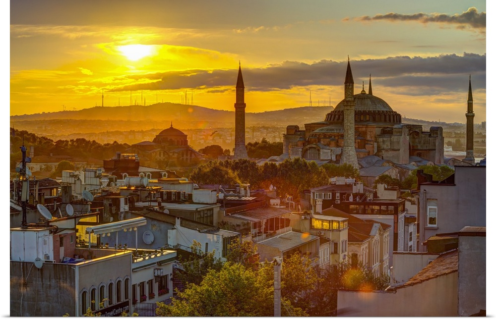 Turkey, Istanbul, Sultanahmet, Sunrise over Hagia Sophia (or Ayasofya),  Greek Orthodox basilica, imperial mosque, and now...