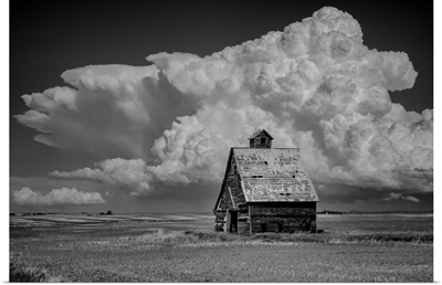 USA, Great Plains, North Dakota, Barn And Thunderstorm