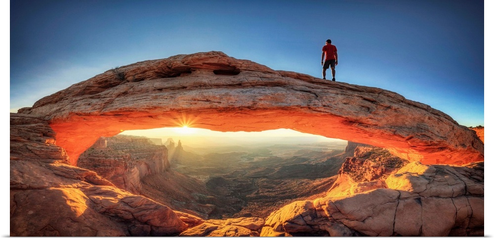 USA, Utah, Canyonlands National Park, Island in the Sky district, Mesa Arch (MR)