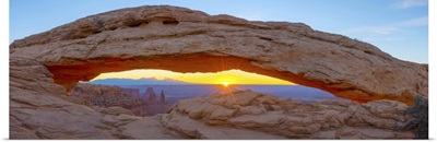 Utah, Canyonlands National Park, Island in the Sky District, Mesa Arch, Sunrise