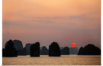 Vietnam, Ha Long Bay, Sunset among the two thousand limestone Karst islands