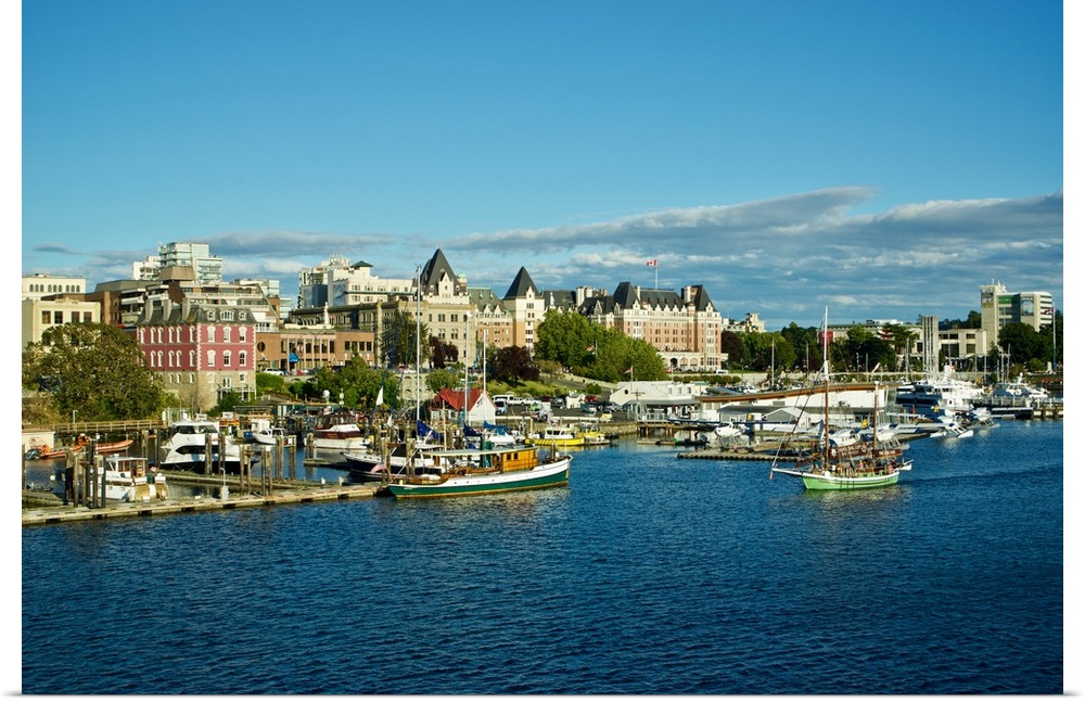 Canada, British Columbia, Victoria: city of Victoria seen from the harbour