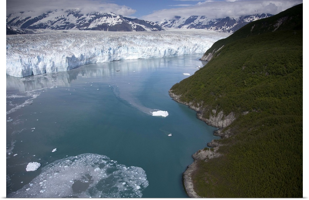 Largest Tidewater Glacier in continental North Amerika: Hubbard Glacier encroaching on Gilbert Point, Wrangell-St.Elias NP...