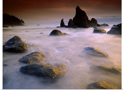 Sea stack and rocks along shoreline at Ruby Beach, Olympic National Park, Washington