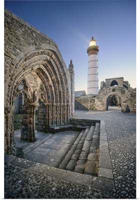 Bretagne, phare Saint Mathieu et porche de l'eglise Notre Dame de Grace