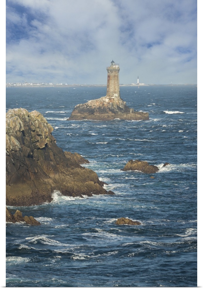Le phare de la vieille dans le raz de Sein - " La vieille " lighthouse in Brittany, in the "Raz de Sein " area.