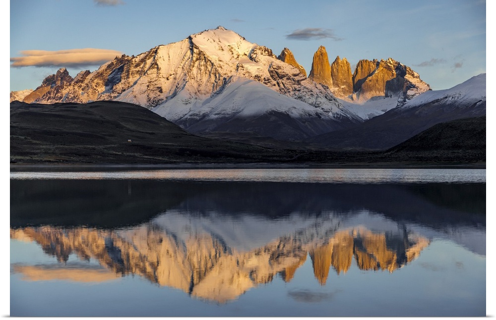 Chile, Patagonia, Torres del Paine National Park, Cordillera Paine, Los Cuernos, Almirante Nieto, Los Torres, Escudo, Refl...