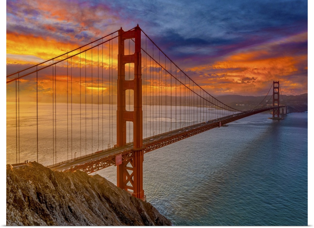 An iconic image of the beautiful San Francisco bridge and the colors of the sunset.
