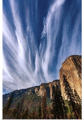 Yosemite Cloud Streaks Over El Capitan