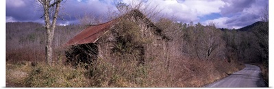 Abandoned barn at the roadside, Appalachian Mountains, North Carolina,