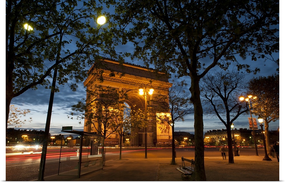 Arch in a city, Arc de Triomphe, Paris, Ile de France, France