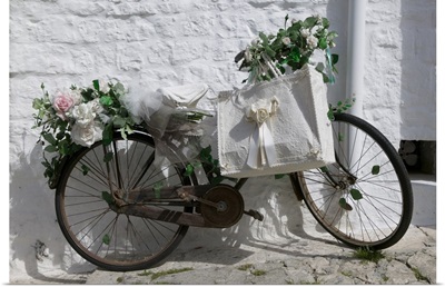 Bicycle parked against a wall, Trulli House, Alberobello, Apulia, Italy