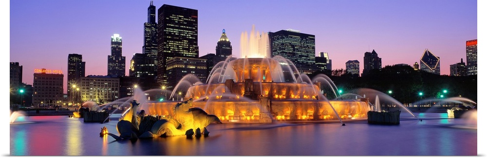 Buckingham Fountain in Chicago lit up at night.