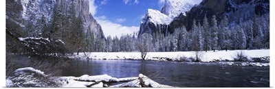 California, Yosemite National Park, Flowing river in the winter