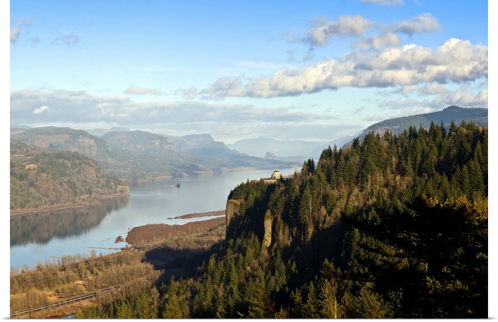 Elevated view of the Columbia River Gorge landscape, Oregon, USA.