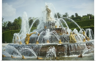 Fountain in a garden, Bassin De Latone, Versailles, Paris, Ile de France, France