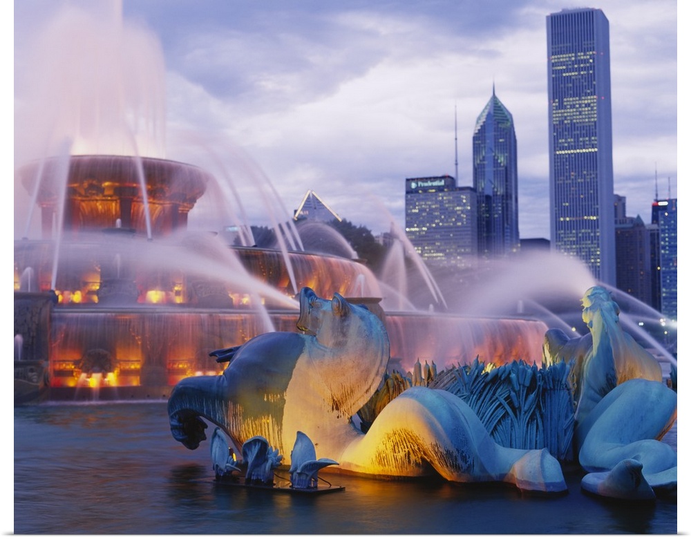 Side view of the Buckingham fountain lights as night falls in Chicago.