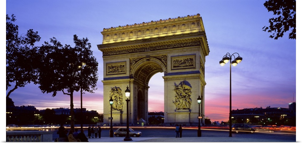 Panoramic photo on canvas of a monument in Paris at dusk.