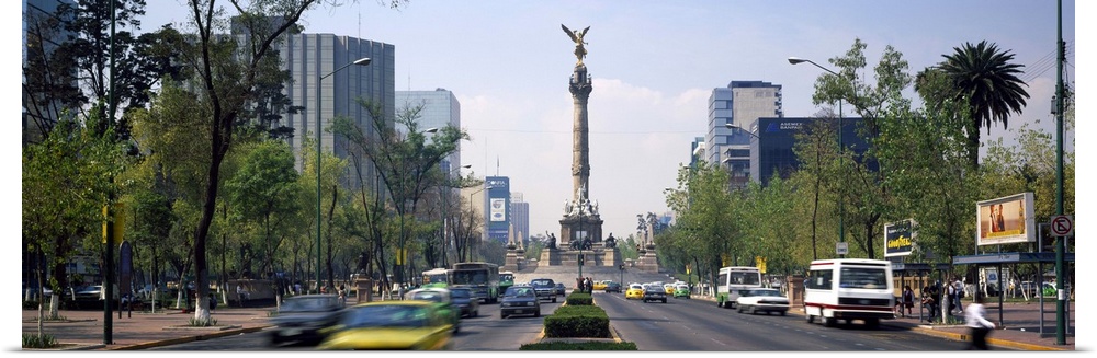 Traffic on road with victory column, Independence Monument, Independence Circle, Paseso Del La Reforma, Mexico City, Mexico