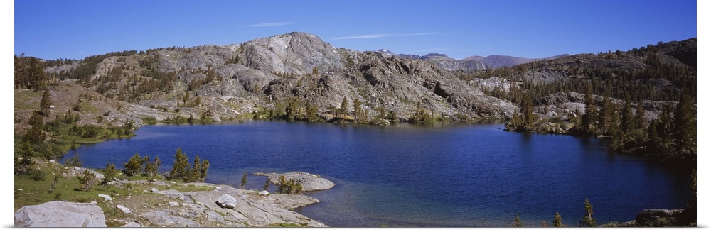 Lake surrounded by rocks, Thousand Island Lake, Ansel Adams Wilderness, Californian Sierra Nevada, California