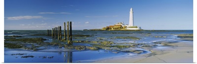 Lighthouse on island, St. Mary's Lighthouse, St Mary's Island, Whitley Bay, Northumberland, England